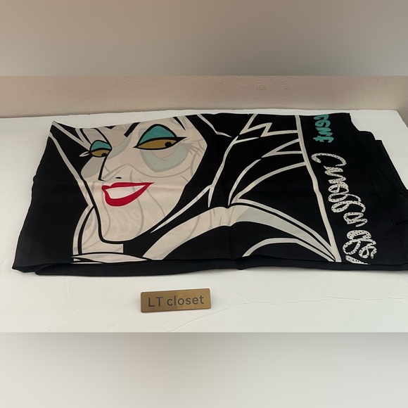 NWT CD141 Disney Limited Edition Coach Villains Print Silk Square Scarf - Picture 3 of 4